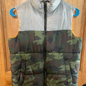 Zip up puffer vest Old Navy. Kids size 10-12.